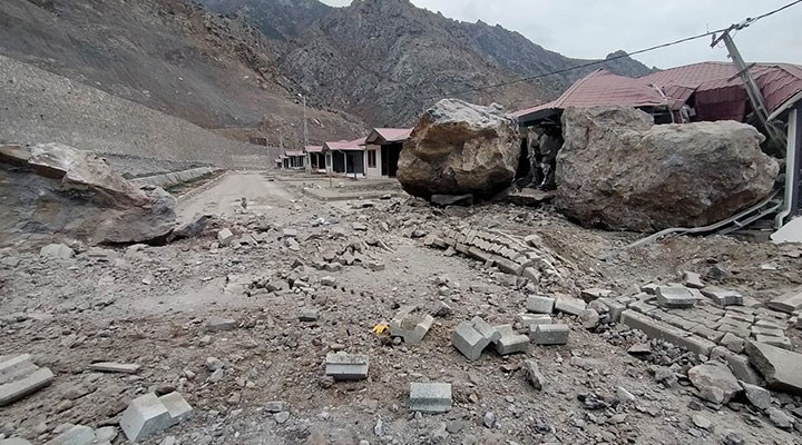 'Taşınma ertelenmeli' denilmişti: Yusufeli'nde kayalar, evlerin üzerine düştü