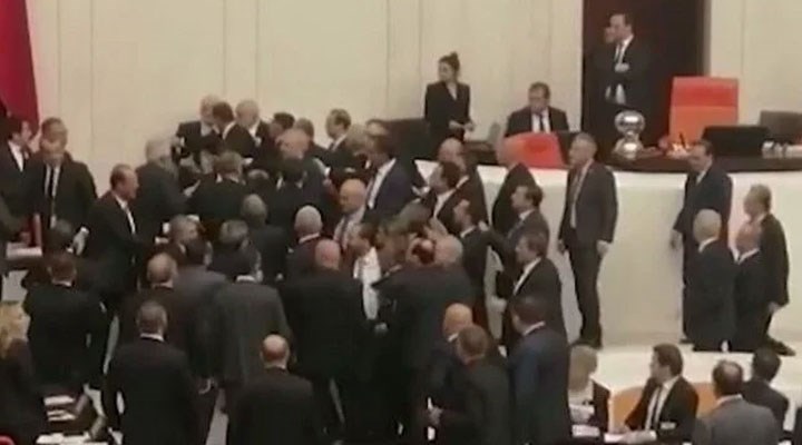 Meclis'te kavga: AKP'li Zafer Işık İYİ Partili Örs'ün başını yardı